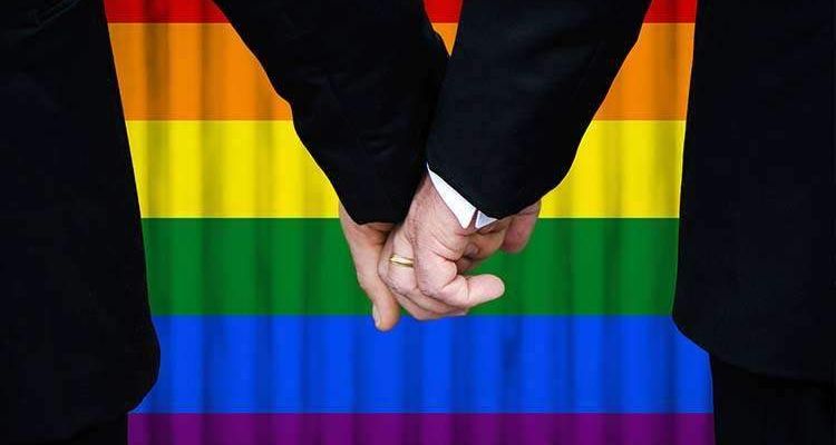 Homopaar mit Gay Flagge