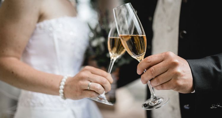 Sektempfang auf der Hochzeit - Brautpaar