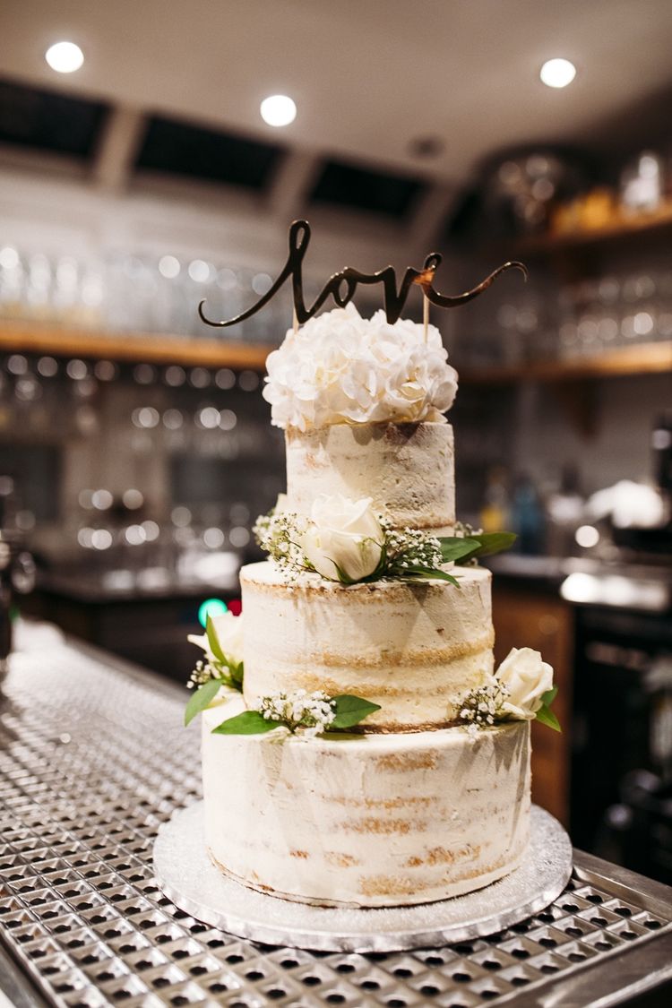 Wunderschöne Hochzeitstorte in Cremeweiß