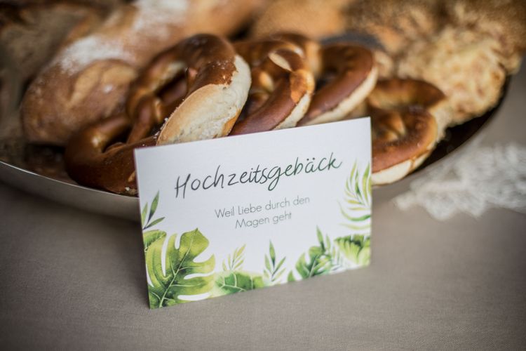 Käsebar mit Crackern und Brezeln und Brot