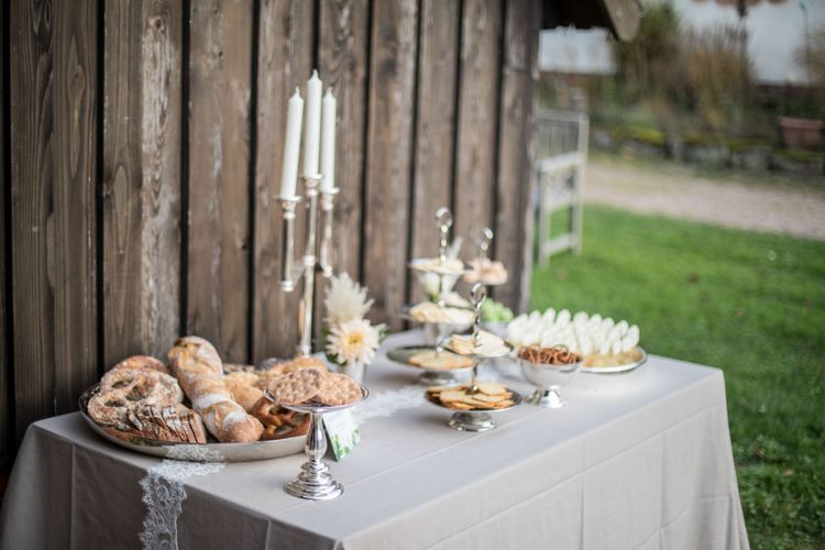 Käsebar mit Crackern und Brezeln und Brot